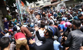 Xem “cô hồn sống” giật cô hồn gây náo loạn cả khu phố ở Sài Gòn