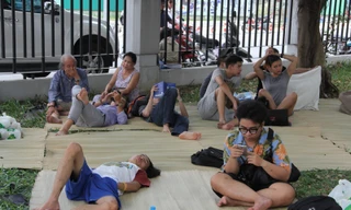 Dân chung cư Carina Plaza lâm cảnh 'màn trời chiếu đất' sau vụ cháy