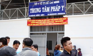 Đến trưa 14/5, nhiều người thân hiệp sĩ vẫn túc trực ở trung tâm pháp y TPHCM.