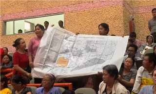 Cử tri mang bản đồ đến nêu ý kiến.