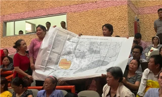 Cử tri mang bản đồ đến nêu ý kiến.