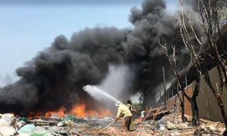 Khói lửa bốc lên nghi ngút từ kho phế liệu.