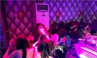 Đột kích karaoke 'mát mẻ', hơn 100 tiếp viên mặc hở hang tháo chạy