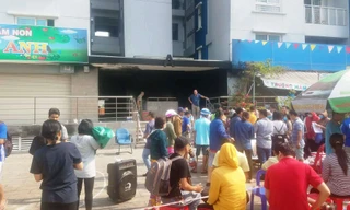 Người dân xếp hàng đợi lên căn hộ lấy tài sản.