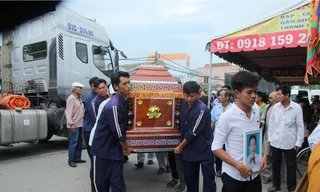 Linh cữu chị N. được đưa về gia đình lo hậu sự.