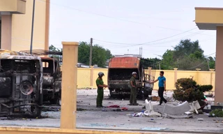 Lực lượng chức năng khám nghiệm hiện trường, điều tra vụ việc.