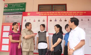 Các ứng cử viên trao đổi với cử tri về bầu cử Quốc hội khoá XIV