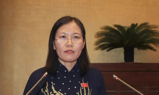 Theo Chủ nhiệm Uỷ ban Tư pháp Lê Thị Nga, người dân muốn chính quyền công khai chi phí các dịch vụ công cộng. Ảnh Như Ý.