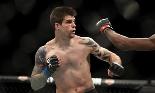 Bị ép cân, võ sĩ UFC chờ ngày quyết đấu chỉ để…ăn pizza