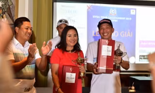 Hai golfer Hùng Nguyễn và Đặng Thị Lan Hương vô địch ở bảng Nam và bảng Nữ.