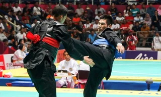 Võ sĩ pencak silat Nguyễn Duy Tuyến (đai xanh). Ảnh: Zing