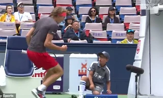 Ăn mừng quá đà, tay vợt Zverev làm cậu bé nhặt bóng phát hoảng 