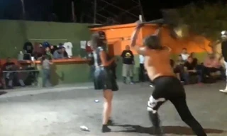 Nữ đô vật lên cơn co giật vì bị đập ghế vào đầu