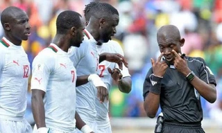 Trọng tài Joseph Odartei Lamptey (áo đen) bị cấm hành nghề vĩnh viễn 