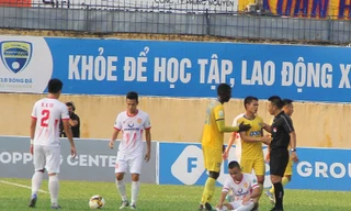 Tổ trọng tài điều hành trận đấu giữa FLC Thanh Hóa và Nam Định bị chỉ trích