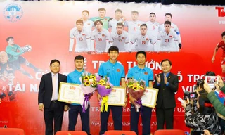 Đồng chí Nguyễn Anh Tuấn, Bí thư thường trực T.Ư Đoàn và nhà báo Lê Xuân Sơn, Tổng biên tập báo Tiền Phong, trao thưởng cho các cầu thủ đội tuyển U23 Việt Nam. Ảnh: Như Ý