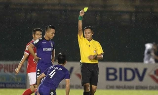 Treo còi vô thời hạn trọng tài 'quên' rút thẻ đỏ ở V-League 