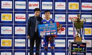 Đinh Thanh Trung nhận danh hiệu Cầu thủ xuất sắc nhất trận Siêu cúp quốc gia- cúp THACO 2017. Ảnh: Như Ý