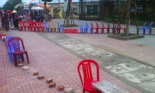 Người hâm mộ đặt gạch giữ chỗ ở giải bóng chuyền VTV Cup