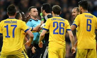 Buffon phản ứng gay gắt với trọng tài. 