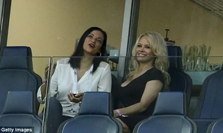 Pamela Anderson (phải) cổ vũ bạn trai ở khán đài.