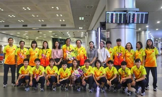 Tuyển nữ Việt Nam rạng rỡ ngày về, được chào đón nồng nhiệt