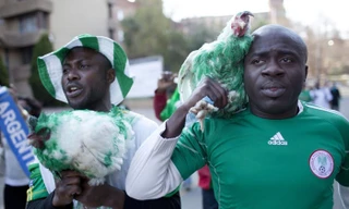 CĐV Nigeria bị cấm mang gà vào sân xem World Cup 