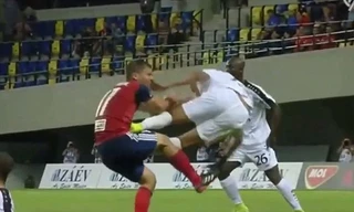 Kinh hãi cảnh cầu thủ đạp thẳng 2 chân vào bụng đối thủ