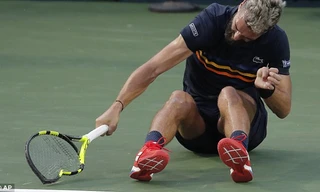 Tay vợt người Pháp gây phẫn nộ khi đập nát vợt trên sân