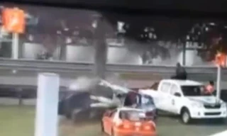 Văng khỏi xe như phim hành động, tay đua nữ thoát chết thần kỳ 