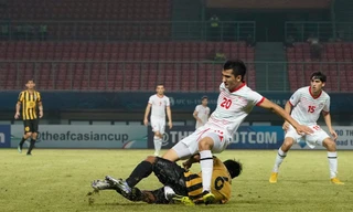 Cầu thủ U19 Malaysia vào bóng kinh hoàng khiến đối thủ gãy gập chân
