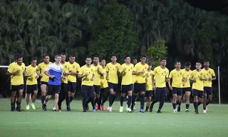 Đặt chân đến Việt Nam, tuyển Malaysia đóng cửa 'luyện công'