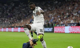 Sao tuyển Đức cho đối thủ 'ăn' nguyên dấu giày đinh lên cổ