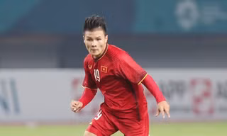 Tuyển thủ Olympic Việt Nam đón Cup Ngoại Hạng Anh tại Hà Nội