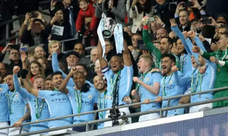 Cựu sao Man City 'hộ tống' cúp Ngoại hạng Anh tới Việt Nam