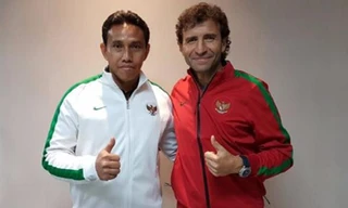 Ông Bima Sakti (trái) và HLV Luis Milla.