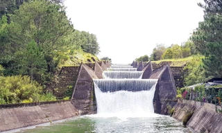 Đập tràn hồ Tuyền Lâm, nơi có nhiều khách tham quan.