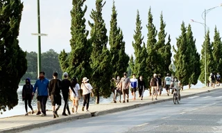 Nhiều người đi bộ thể dục quanh hồ Xuân Hương