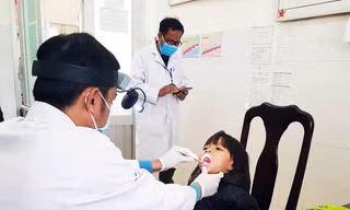 Khám sàng lọc bệnh bạch hầu ở Đam Rông