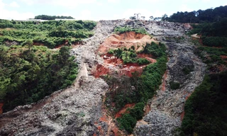 Bãi rác Cam Ly bị sạt lở, rác tràn xuống thung lũng