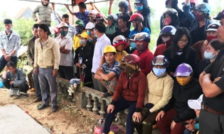 Gia đình anh Vương và người dân địa phương tại nơi khai quật hài cốt