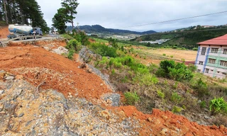 Điểm sạt lở gây mất an toàn cho ngôi truòng ở phía ta luy âm