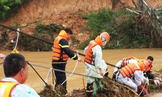 Thi thể của 2 nạn nhân được tìm thấy dưới chiếc càu treo bị sập.