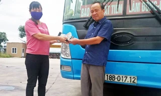 Bà Hoa được trao trả số tiền đã đánh rơi