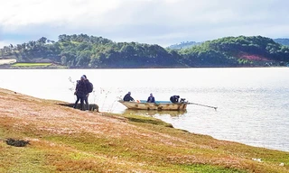 Du khách mạo hiểm đi thuyền "chui" trên hồ Đan Kia - Suối Vàng