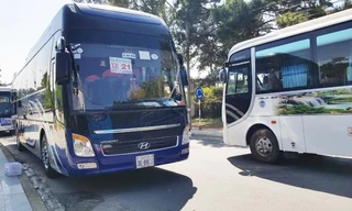 Các xe biển số nước ngoài vận chuyển du khách tại Lâm Đồng