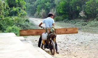 Các đối tượng thường dùng xe máy "độ chế", không biển số để chở gỗ lậu