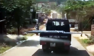 Xe tải chở tôn chạy trên ĐT 725. Ảnh cắt từ video clip.