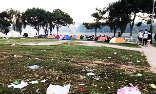 Dựng lều trại, vứt rác bừa bãi trên thảm cỏ ven hồ Xuân Hương