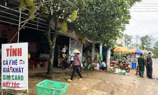 Chiếm đất công ven đường, mở quán cà phê. 